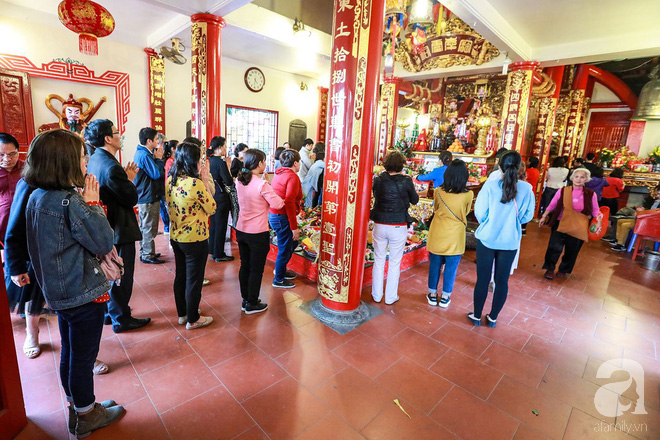 Hội chị em tranh thủ sáng sớm, giờ nghỉ trưa đi lễ chùa cầu an ngày rằm tháng Giêng - Ảnh 16.