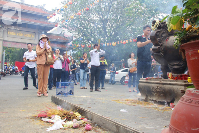 Tranh thủ giờ nghỉ trưa, chị em công sở rủ nhau đội nắng đi chùa cầu an Rằm tháng Giêng - Ảnh 19.