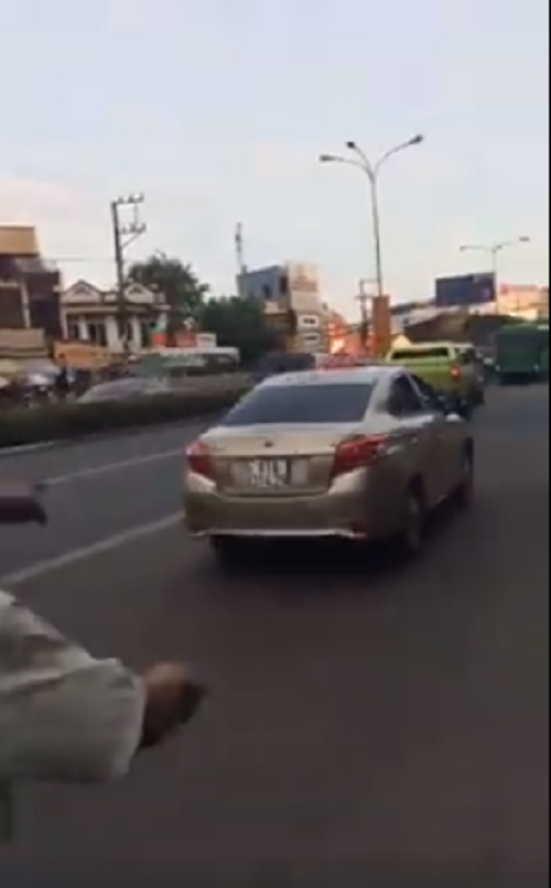 Bình Dương: Chạy ẩu tông ngã cô gái, tài xế taxi lái xe bỏ chạy - Ảnh 3.