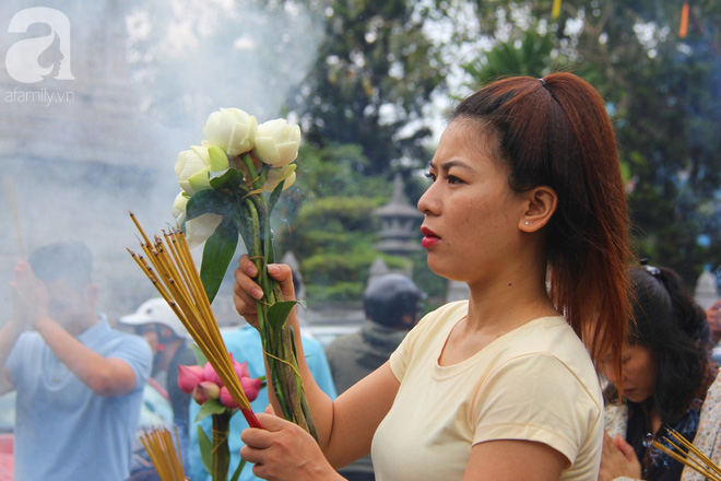 Tranh thủ giờ nghỉ trưa, chị em công sở rủ nhau đội nắng đi chùa cầu an Rằm tháng Giêng - Ảnh 17.