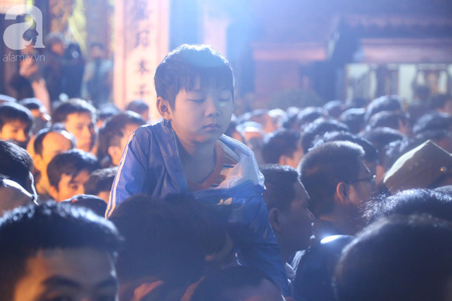 Chùm ảnh: Lễ Khai ấn đền Trần Nam Định trôi qua trong yên bình, người dân tự giác xếp hàng không còn xô đẩy, chen lấn - Ảnh 8.