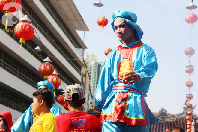 Bát Tiên giáng trần, người lớn trẻ nhỏ ở Sài Gòn đội nắng chen chúc nhau trên phố người Hoa xem biểu diễn - Ảnh 6.