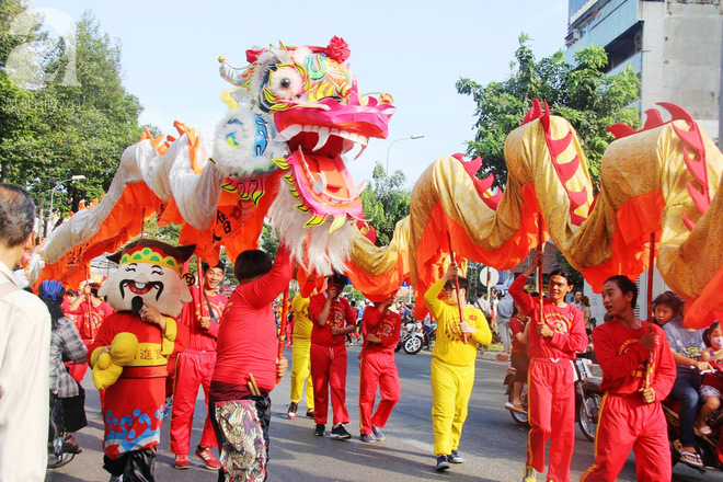 Bát Tiên giáng trần, người lớn trẻ nhỏ ở Sài Gòn đội nắng chen chúc nhau trên phố người Hoa xem biểu diễn - Ảnh 21.