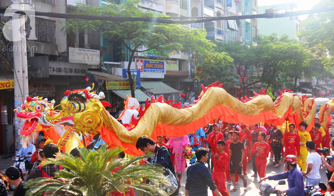 Bát Tiên giáng trần, người lớn trẻ nhỏ ở Sài Gòn đội nắng chen chúc nhau trên phố người Hoa xem biểu diễn - Ảnh 1.