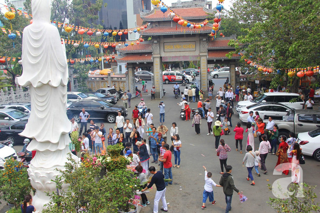 Tranh thủ giờ nghỉ trưa, chị em công sở rủ nhau đội nắng đi chùa cầu an Rằm tháng Giêng - Ảnh 10.