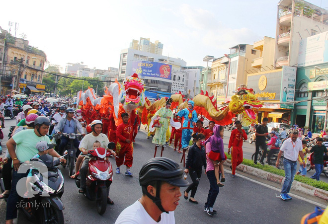 Bát Tiên giáng trần, người lớn trẻ nhỏ ở Sài Gòn đội nắng chen chúc nhau trên phố người Hoa xem biểu diễn - Ảnh 20.