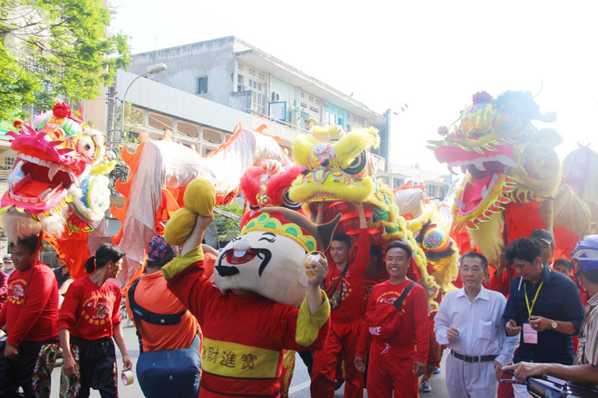 Bát Tiên giáng trần, người lớn trẻ nhỏ ở Sài Gòn đội nắng chen chúc nhau trên phố người Hoa xem biểu diễn - Ảnh 22.