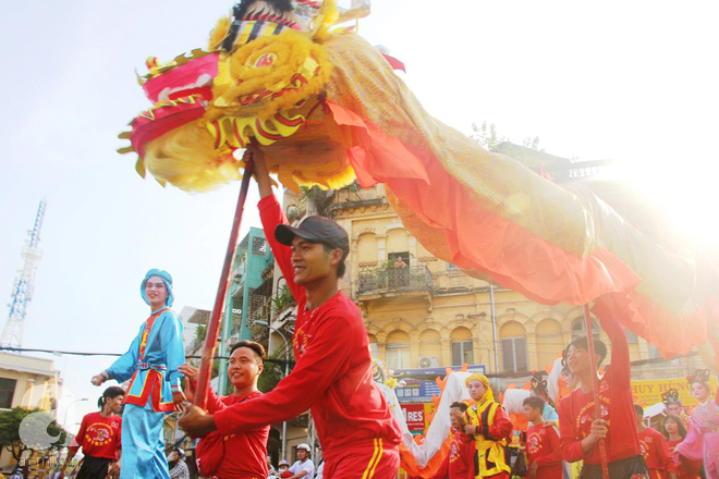 Bát Tiên giáng trần, người lớn trẻ nhỏ ở Sài Gòn đội nắng chen chúc nhau trên phố người Hoa xem biểu diễn - Ảnh 4.