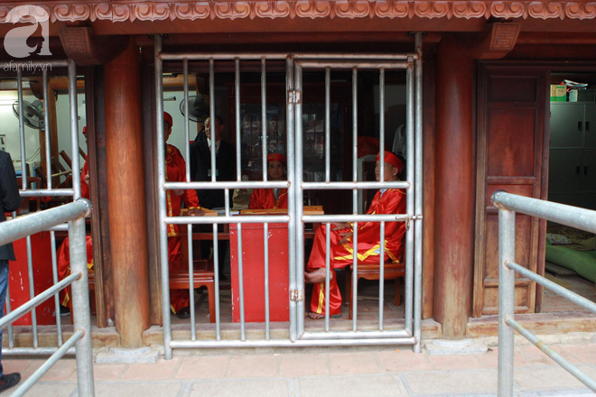 Chùm ảnh: Lễ Khai ấn đền Trần Nam Định trôi qua trong yên bình, người dân tự giác xếp hàng không còn xô đẩy, chen lấn - Ảnh 13.