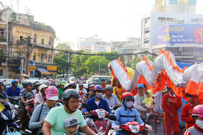 Bát Tiên giáng trần, người lớn trẻ nhỏ ở Sài Gòn đội nắng chen chúc nhau trên phố người Hoa xem biểu diễn - Ảnh 19.