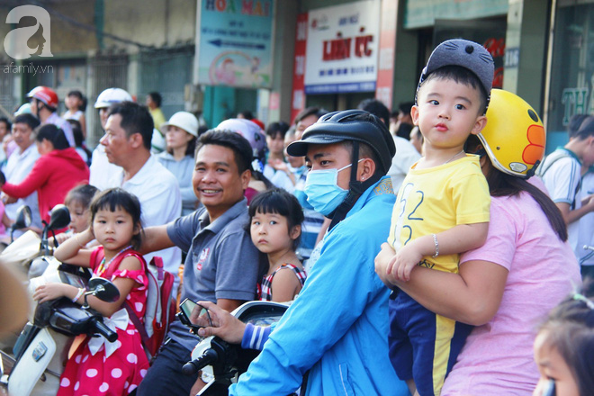 Bát Tiên giáng trần, người lớn trẻ nhỏ ở Sài Gòn đội nắng chen chúc nhau trên phố người Hoa xem biểu diễn - Ảnh 24.