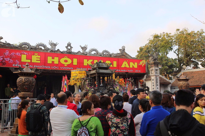 Nam Định: Người dân trèo tường, chen nhau đến nghẹt thở vào cúng lễ tại đền Trần sau lễ Khai ấn - Ảnh 21.