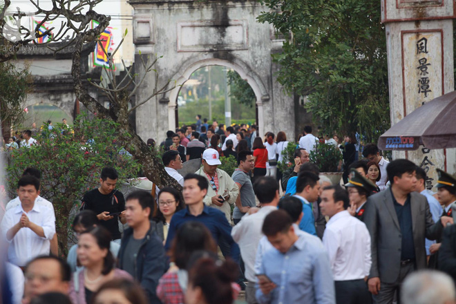 Nam Định: Người dân trèo tường, chen nhau đến nghẹt thở vào cúng lễ tại đền Trần sau lễ Khai ấn - Ảnh 22.