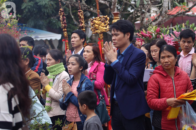 Nam Định: Người dân trèo tường, chen nhau đến nghẹt thở vào cúng lễ tại đền Trần sau lễ Khai ấn - Ảnh 23.