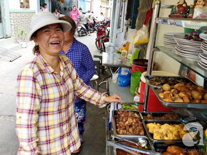 Bà chủ hào sảng của quán cơm trưa 20 năm giữa Sài Gòn: Chỉ cần có tình nghĩa, người dưng cũng hóa người thân - Ảnh 11.