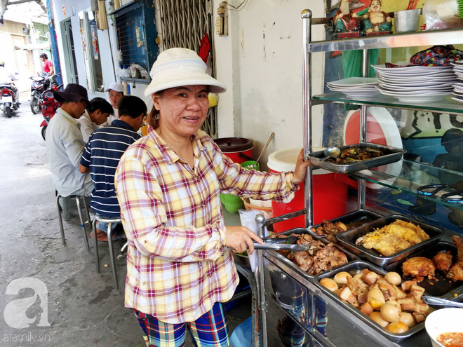 Bà chủ hào sảng của quán cơm trưa 20 năm giữa Sài Gòn: Chỉ cần có tình nghĩa, người dưng cũng hóa người thân - Ảnh 8.