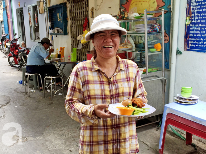 Bà chủ hào sảng của quán cơm trưa 20 năm giữa Sài Gòn: Chỉ cần có tình nghĩa, người dưng cũng hóa người thân - Ảnh 12.