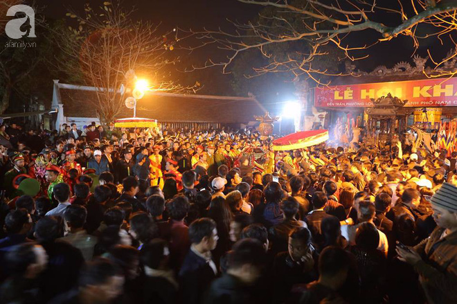 Nam Định: Người dân trèo tường, chen nhau đến nghẹt thở vào cúng lễ tại đền Trần sau lễ Khai ấn - Ảnh 10.