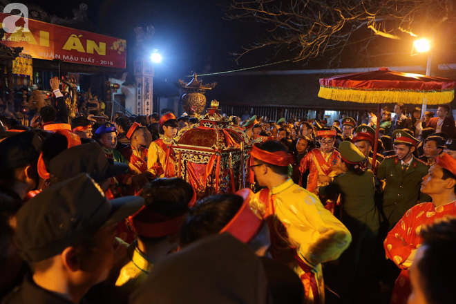 Nam Định: Người dân trèo tường, chen nhau đến nghẹt thở vào cúng lễ tại đền Trần sau lễ Khai ấn - Ảnh 11.