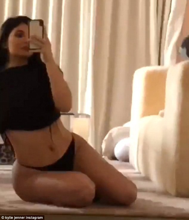 Kylie Jenner lần đầu khoe body đẫy đà và con gái mới sinh sau khi làm mẹ - Ảnh 4.