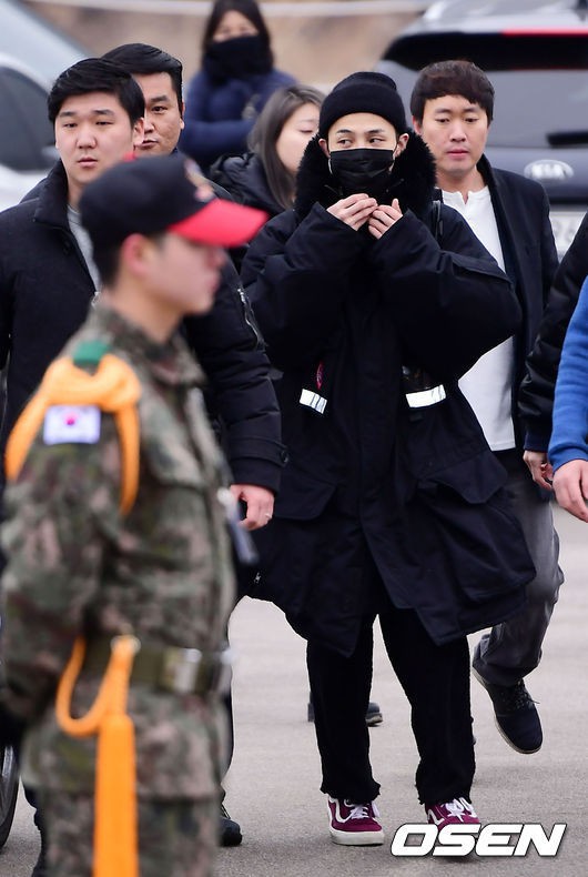 Hình ảnh xúc động nhất ngày hôm nay: T.O.P ôm chặt, tiễn G-Dragon đến tận cổng quân đội - Ảnh 8.