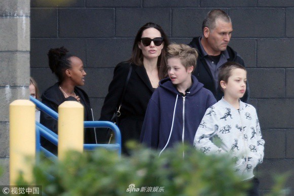 Angelina Jolie vui vẻ tụ tập cùng các con giữa tin đồn chuẩn bị kết hôn với tỷ phú người Anh - Ảnh 1.
