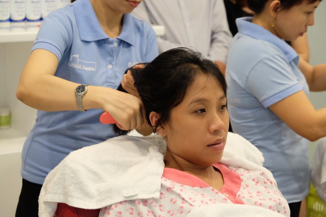 Bà bầu Sài Gòn khoái chí gội đầu thắt tóc, massage miễn phí trước giờ lâm bồn - Ảnh 4.