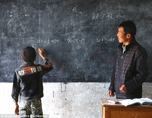 Dù nắng hay mưa, giáo viên này vẫn tận tụy đến trường để dạy cho 1 học sinh duy nhất - Ảnh 3.