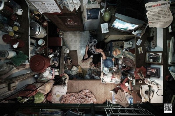 Cuộc sống bí bách trong khu nhà ổ chuột chưa tới 4m2 ở Hong Kong - Ảnh 2.
