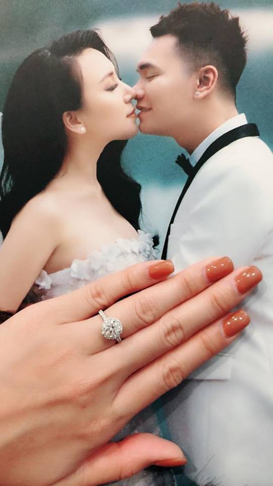 Trước ngày cưới, Khắc Việt tặng bà xã xinh đẹp nhẫn kim cương lấp lánh - Ảnh 1.