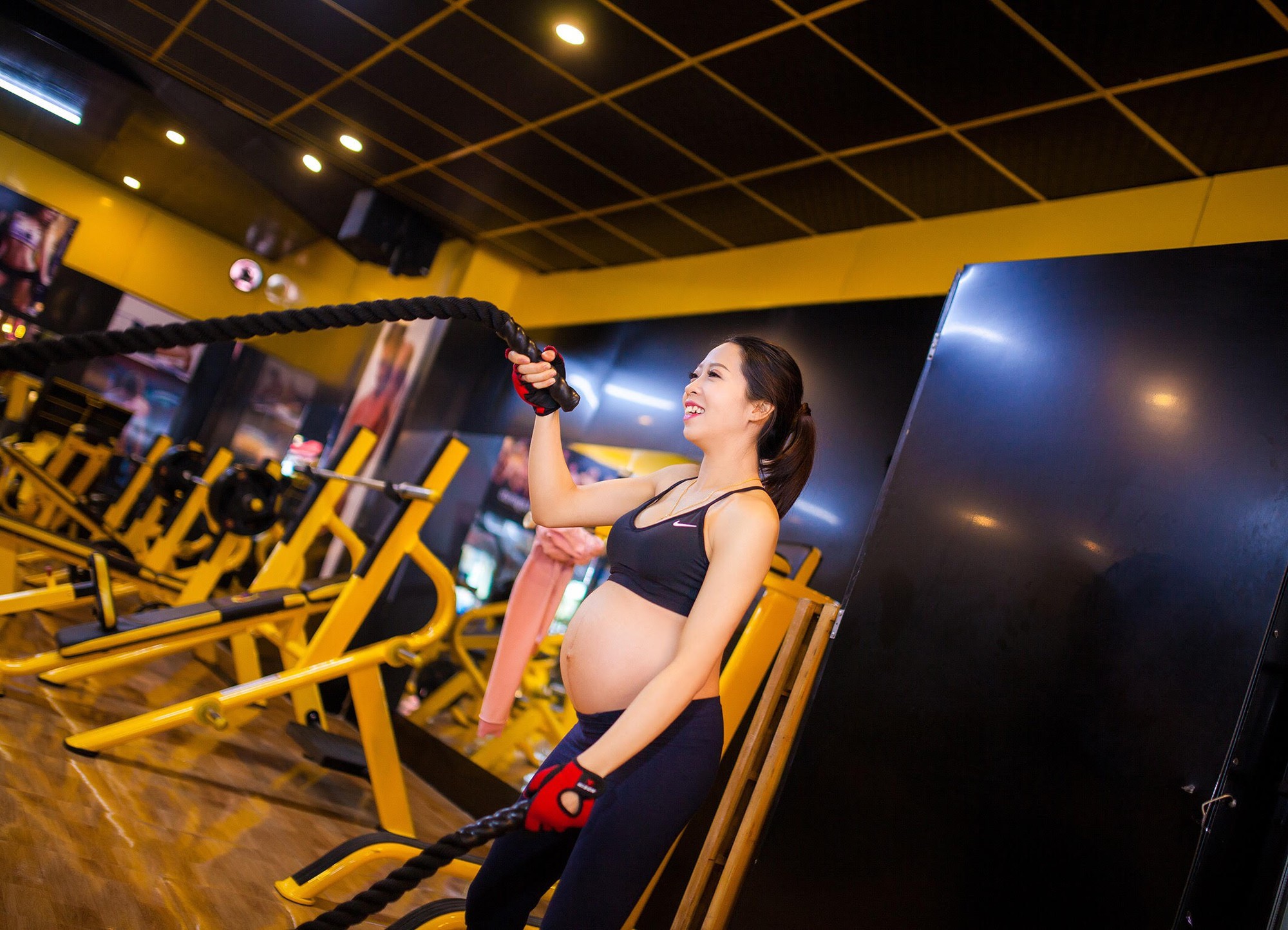 V&ograve;ng eo giảm từ 85cm xuống 65cm sau 2 th&aacute;ng, đ&acirc;y l&agrave; c&aacute;ch giảm c&acirc;n sau sinh si&ecirc;u đẳng của b&agrave; mẹ trẻ - Ảnh 1.