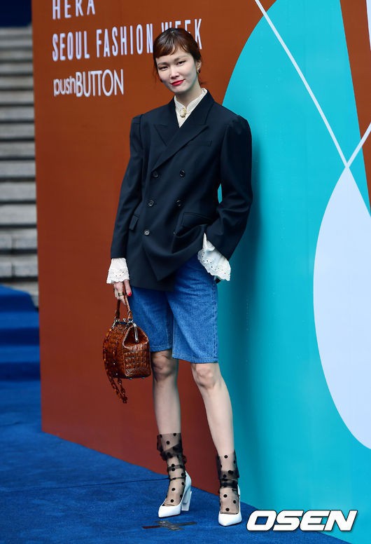 Seoul Fashion Week: siêu mẫu Hàn khiến loạt người đẹp đình đám lu mờ vì ăn mặc quá dị, Hyomin diện đồ như váy ngủ - Ảnh 2.