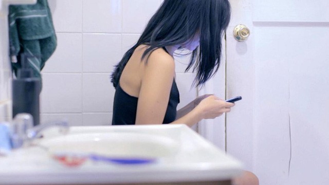 Dùng điện thoại trong nhà vệ sinh, nhiều bệnh hiểm nguy rình rập - Ảnh 1.
