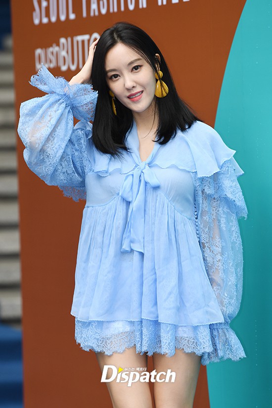 Seoul Fashion Week: siêu mẫu Hàn khiến loạt người đẹp đình đám lu mờ vì ăn mặc quá dị, Hyomin diện đồ như váy ngủ - Ảnh 7.