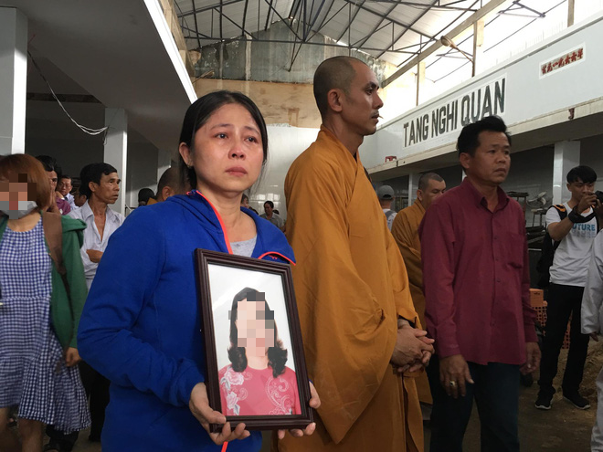 Vụ cháy chung cư Carina: Quặn lòng chứng kiến cảnh người thân nhận thi thể nữ Bí thư phường Nguyễn Thái Bình về chùa an táng - Ảnh 2.