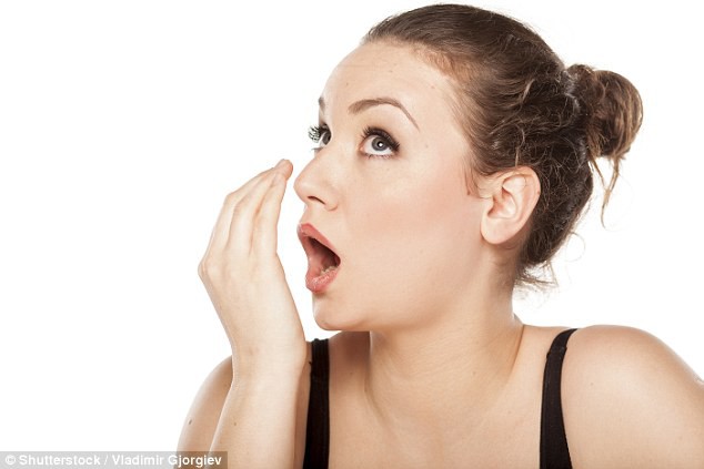 Nha sĩ tiết lộ nguyên phổ biến nhất khiến hơi thở nặng mùi và cách tự kiểm tra miệng mình có bị hôi không - Ảnh 2.