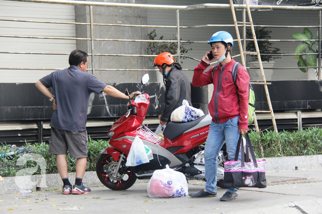 Người dân phá cửa, đục lỗ chui vào nhà cứu đồ đạc, đi tìm nơi lánh nạn sau vụ cháy chung cư Carina - Ảnh 20.