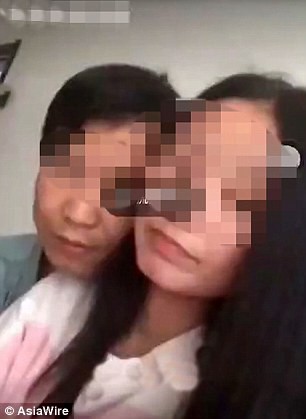 Thầy giáo 46 tuổi lộ đoạn clip hôn nữ sinh 17 tuổi gây phẫn nộ - Ảnh 1.