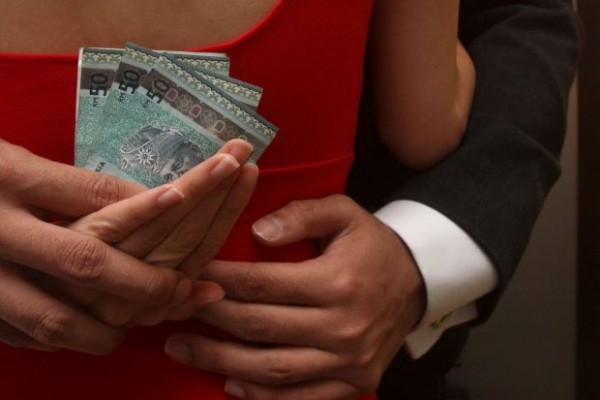 Ph&iacute;a sau mối quan hệ đổi ch&aacute;c &lsquo;bố - con g&aacute;i nu&ocirc;i&rsquo;: Cưng chiều hết nấc v&agrave; c&aacute;i gi&aacute; phải trả - Ảnh 1.