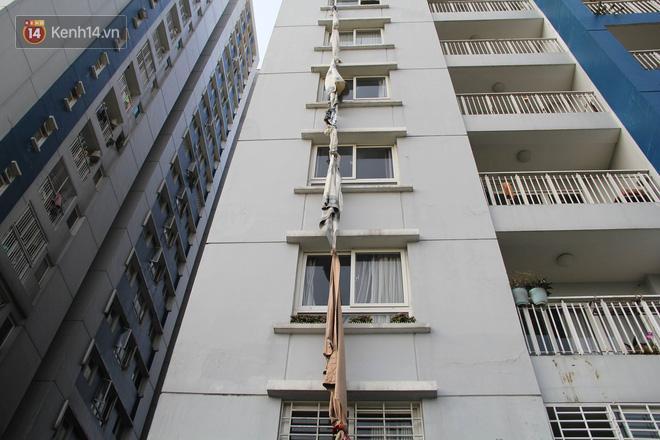 Ám ảnh những chiếc thang dây cháy đen, chăn và rèm cửa lủng lẳng tại hiện trường vụ cháy khiến 13 người thiệt mạng ở Sài Gòn - Ảnh 1.