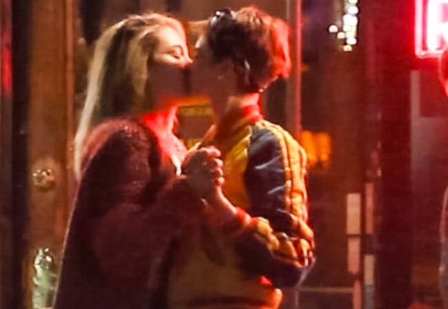 Con gái Michael Jackson công khai hôn môi bạn gái là siêu mẫu ngay giữa đường phố  - Ảnh 1.