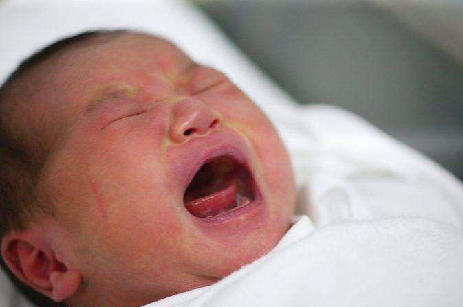 Bé hay thức giấc giữa đêm mà không ngủ liền mạch, có thể là do những nguyên nhân này