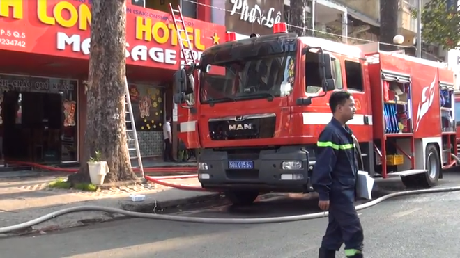 Khách sạn 8 tầng ở Sài Gòn bốc cháy, hàng chục người hoảng loạn, nhiều khách nước ngoài kêu cứu - Ảnh 3.