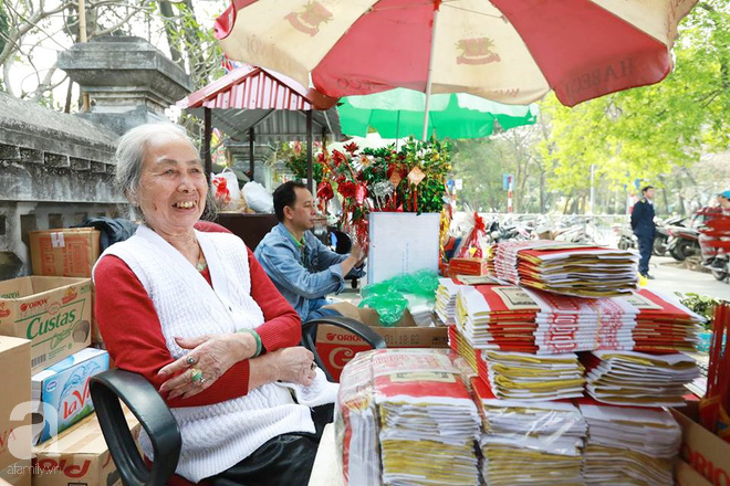 Người phụ nữ bán hoa gói đĩa cuối cùng đất Hà thành, trải qua 70 mùa hoa vẫn say mê - Ảnh 3.