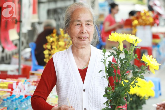 Người phụ nữ bán hoa gói đĩa cuối cùng đất Hà thành, trải qua 70 mùa hoa vẫn say mê - Ảnh 5.