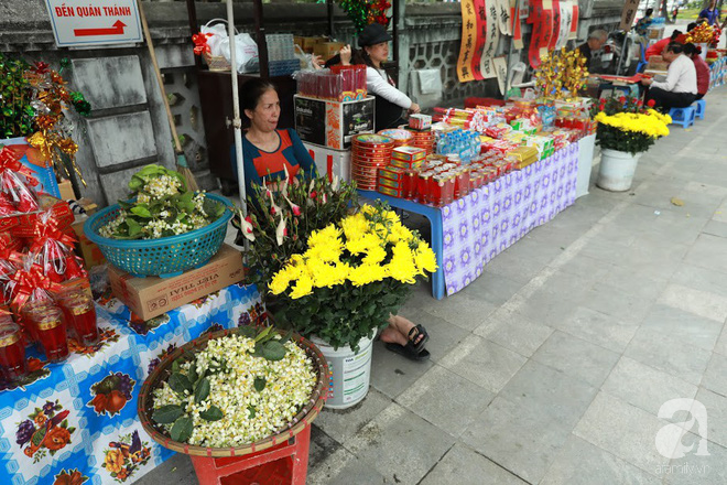 Người phụ nữ bán hoa gói đĩa cuối cùng đất Hà thành, trải qua 70 mùa hoa vẫn say mê - Ảnh 2.