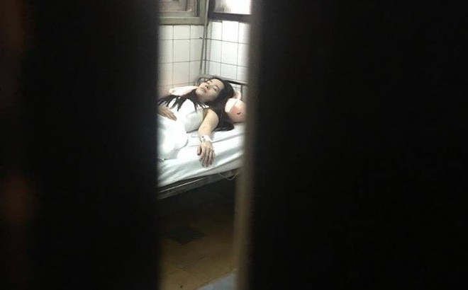 Lộ hình ảnh Nam Em tiều tụy trong bệnh viện sau scandal tình ái với Trường Giang - Ảnh 1.