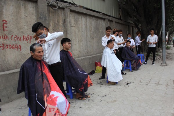 Tiệm cắt tóc 0 đồng cho người lao động nghèo, sinh viên, công nhân… trên vỉa hè Hà Nội - Ảnh 2.