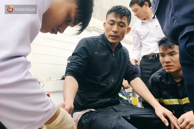 Một chiến sỹ PCCC đứt gần lìa ngón tay khi chữa cháy quán karaoke Kingdom - Ảnh 2.