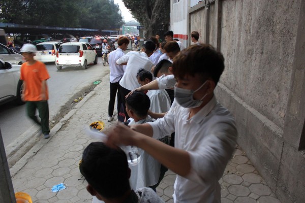 Tiệm cắt tóc 0 đồng cho người lao động nghèo, sinh viên, công nhân… trên vỉa hè Hà Nội - Ảnh 3.